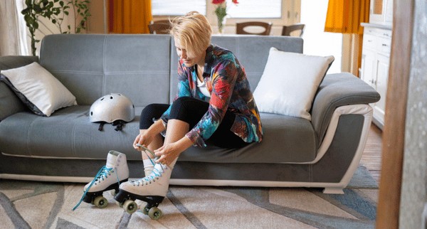 woman putting on roller skates before learning to build confidence